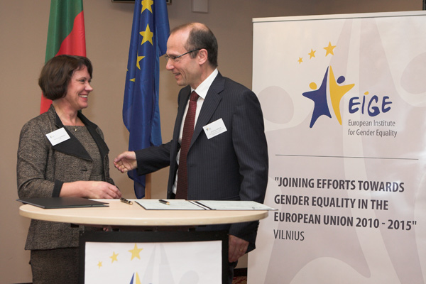EIGE's Director Virginija Langbakk and FRA Director Morten Kjaerum signing the cooperation agreement
